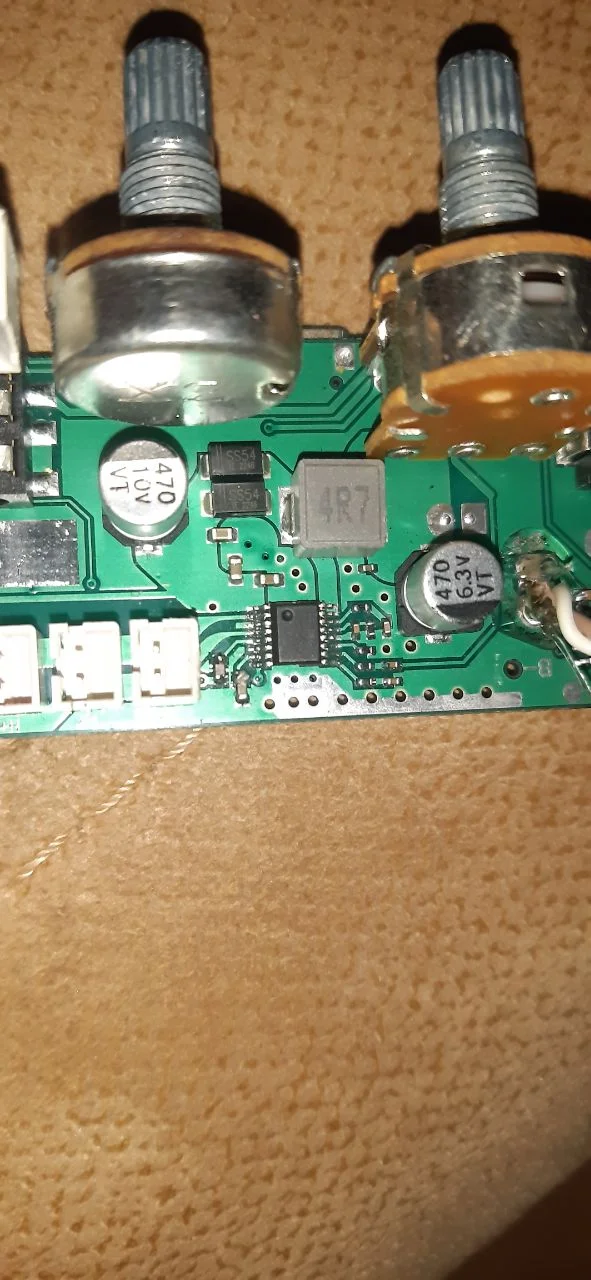 کلوزآپ از برد اسپیکر JBL هنگام تعمیر در اردبیل